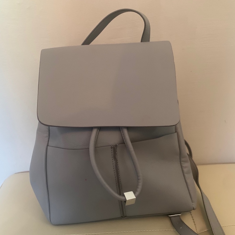 Only used 2 times. Great bag.